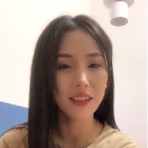 纹身美女居家朋友互动